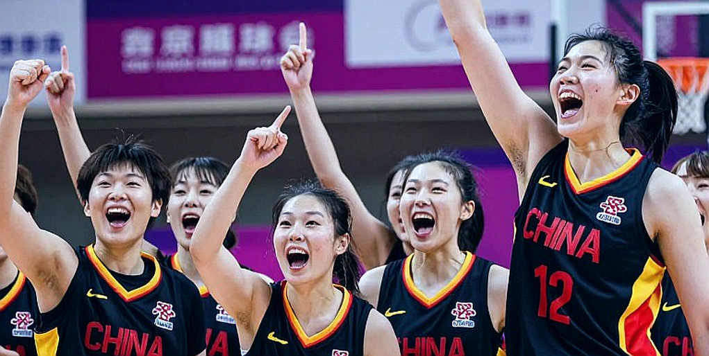 Quả phạt đền phút 57 và cuộc kiểm tra VAR dài bất thường: Khi bóng đá Hà Lan tự hỏi mình đang tranh cãi về điều gì