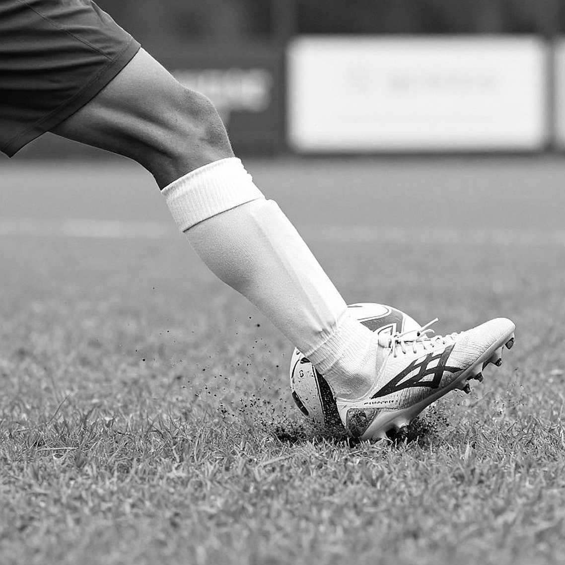 Sacombank tài trợ V-League 2 và Cúp Quốc gia: Tấm biển mới và những khoảng trống chưa được viết