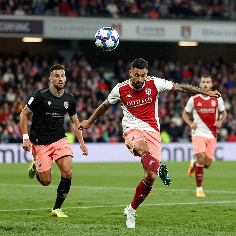 Khoảnh Khắc Im Lặng Trên Sân Cỏ: Phân Tích Chiến Thuật Trong Trận Derby Lyon-Marseille Khoảnh Khắc Im Lặng Trên Sân Cỏ: Phân Tích Chiến Thuật Trong Trận Derby Lyon-Marseille