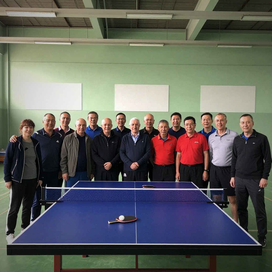 Bóng bàn Anh và đường ống tuyển mộ ở tầng thấp nhất: Quả bóng không có tem ITTF