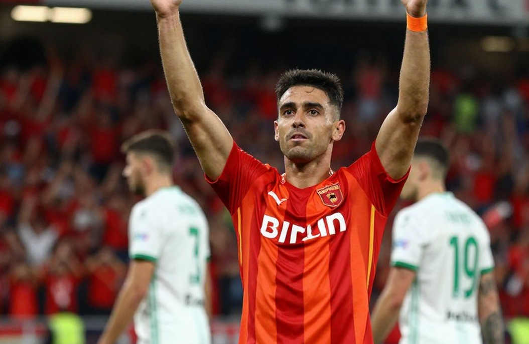 Ngọc Tân chấn thương nặng, Văn Hậu nhận thẻ đỏ sau VAR: Derby Hà Nội và cái giá lệch nhau